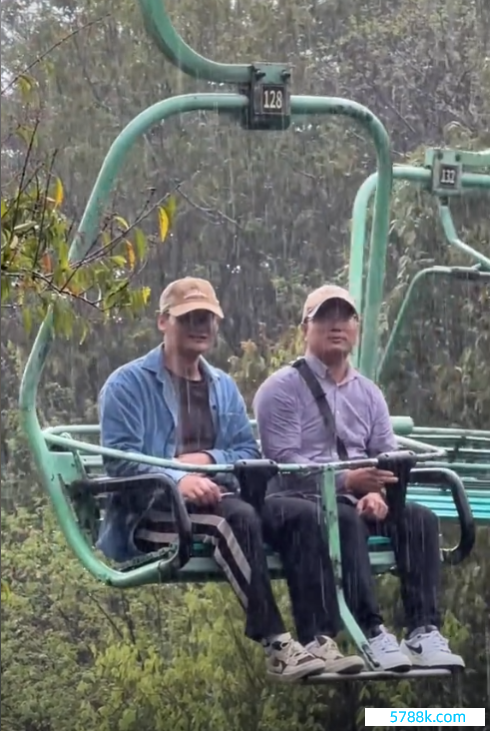 网友拍番邦搭客在中国旅游被淋成落汤鸡 批驳区笑不活了